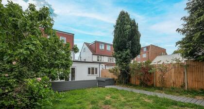 Modern 3 Bedroom, 2 Bathroom Home in Edgware