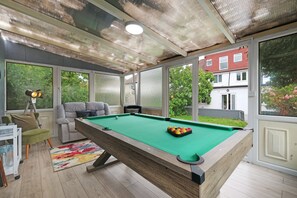 Game room - Modern 3 Bedroom, 2 Bathroom Home in Edgware (Edgware)