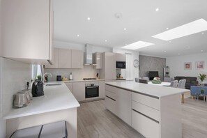 Room | Private kitchen - Modern 3 Bedroom, 2 Bathroom Home in Edgware (Edgware)