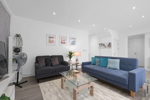 Room | Living area - Modern 3 Bedroom, 2 Bathroom Home in Edgware (Edgware)