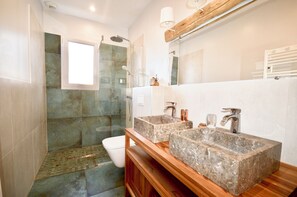Hair dryer, towels, toilet paper - Arbonne - contemporary house with swimming pool (Arbonne)