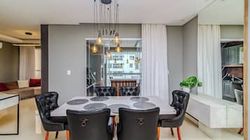 Familjelägenhet - kök - utsikt mot staden | Restauranger