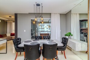 Familjelägenhet - kök - utsikt mot staden | Restauranger