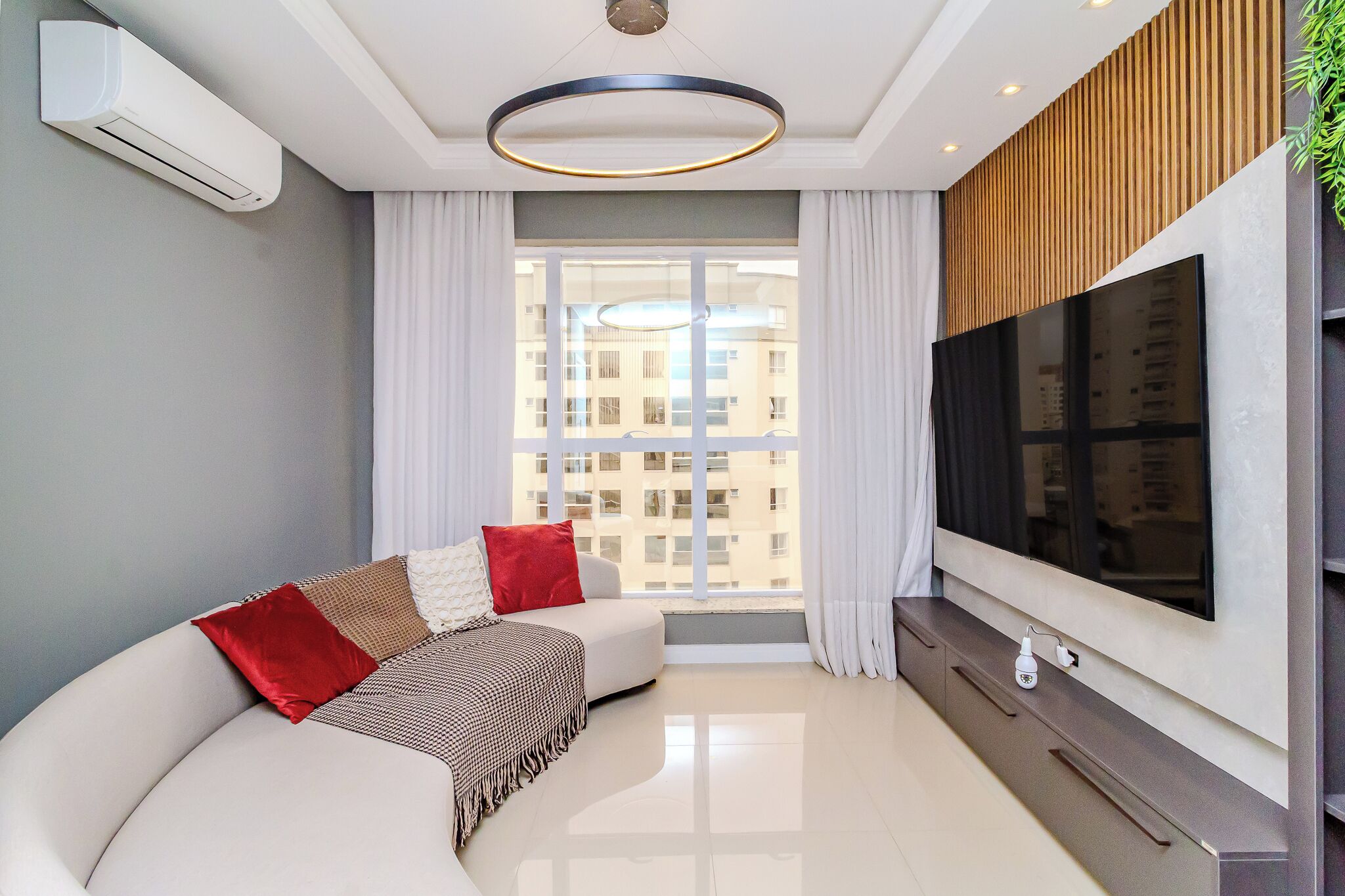 Apartamento família, cozinha, vista para a cidade | Área de estar