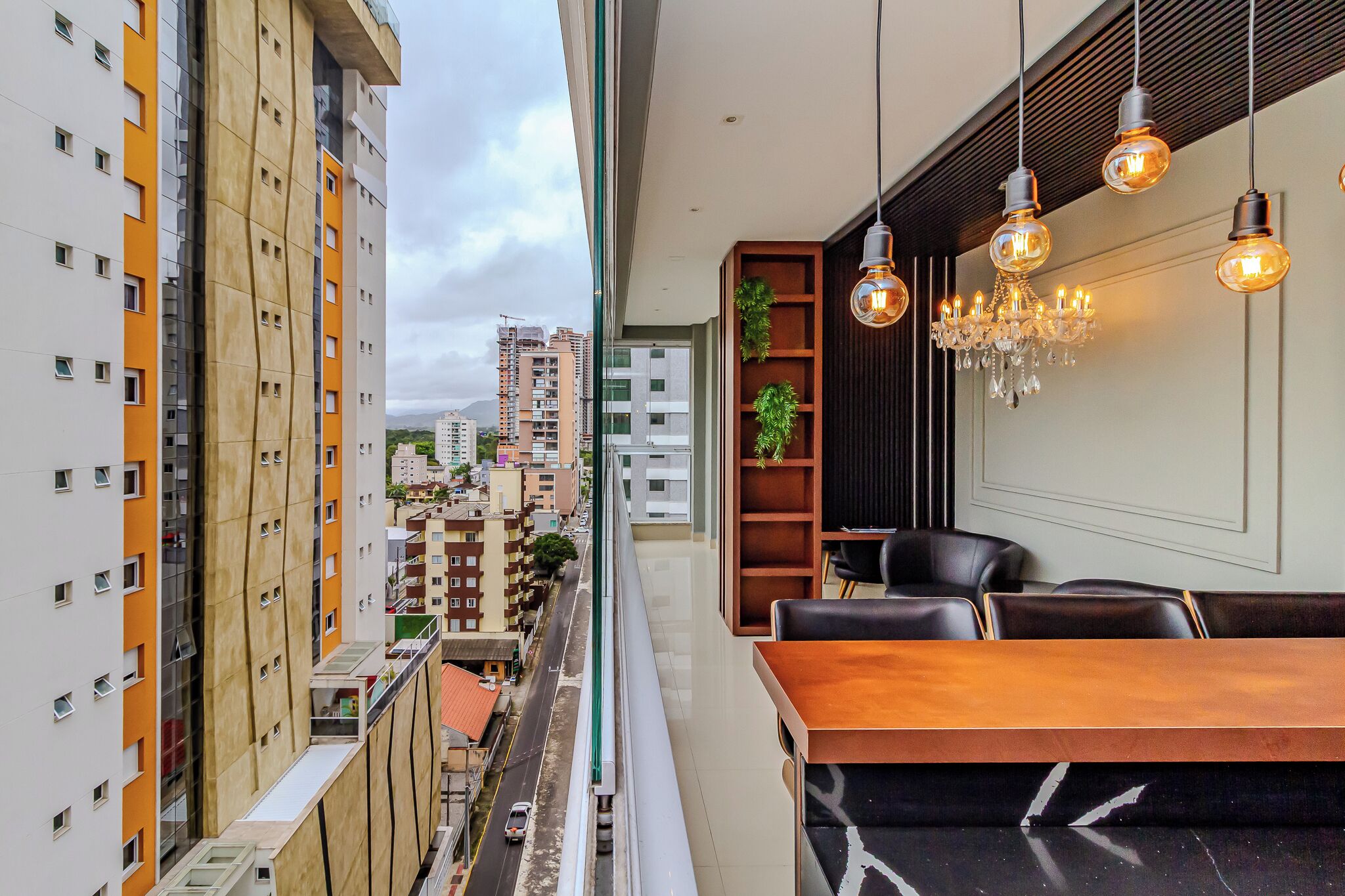 Apartamento família, cozinha, vista para a cidade | Opções para refeição ao ar livre