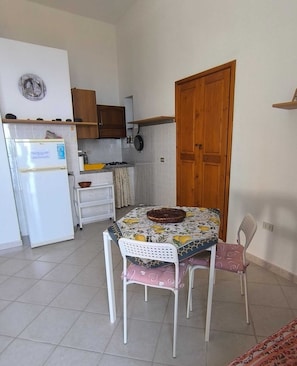 Fridge, stovetop, cookware/dishes/utensils, dining tables