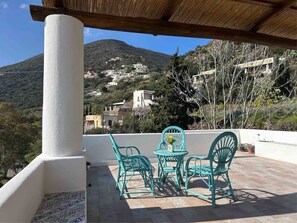 Outdoor dining - Melania House I (Filicudi Porto)