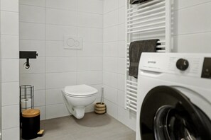 Shower, hair dryer, towels, soap - 2-bedroom apartment in center of Graz (Graz)