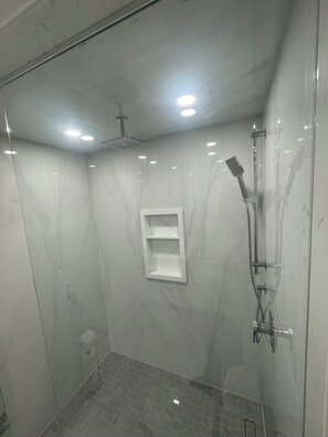 シャワー、石鹸、トイレットペーパー