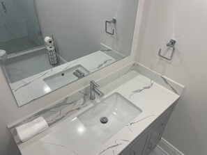 シャワー、石鹸、トイレットペーパー