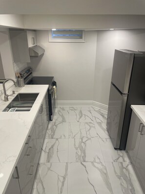 Private kitchen - Spacious Basement Apartment in Rouge Hill Near Highway 401 (Toronto)