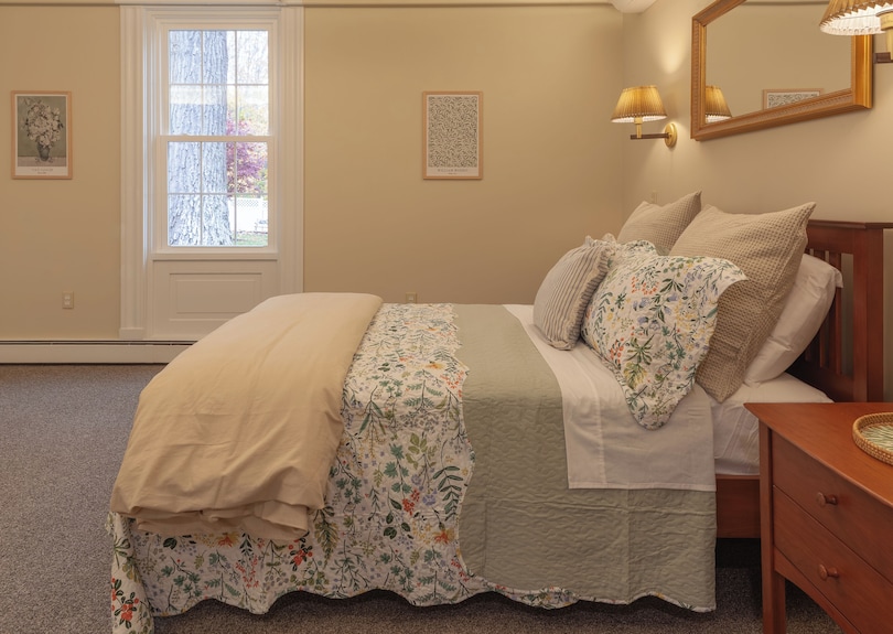 Experience Comfort And Elegance In The Nobel Estate Suite, - Damariscotta, ME