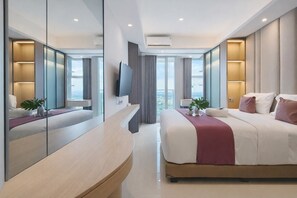 Ein modernes Hotelzimmer mit einem großen Bett, einem Nachttisch, einem Fernseher und einem großen Fenster mit Blick auf die Stadt.