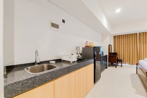 Private kitchen - Comfy And Nice Studio Apartment At Carstensz Residence (Gading Serpong)