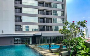Outdoor pool - Urban Chic Studio Room At Ciputra World 2 Apartment (Jakarta)