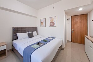 Room - Good Location Studio Near Cisauk Station At Cisauk Point Apartment (Cisauk)