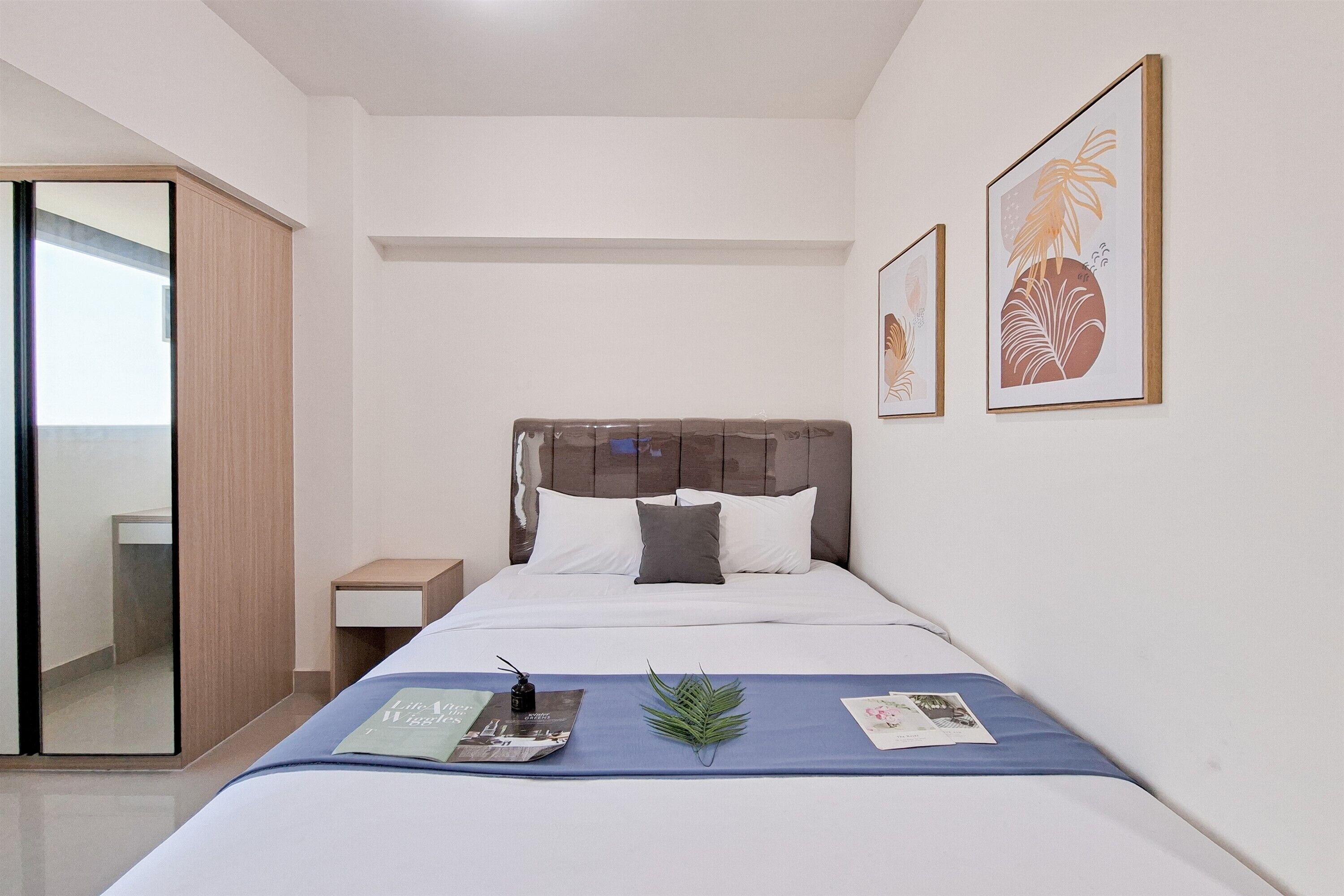 Un dormitorio moderno con cama, mesita de noche y armario.