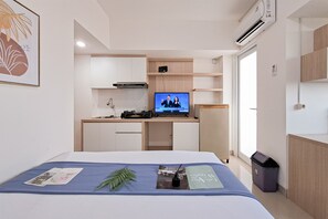 Room - Good Location Studio Near Cisauk Station At Cisauk Point Apartment (Cisauk)