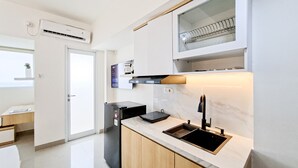 Eine moderne Küche mit Backofen, Spüle und Mikrowelle.
