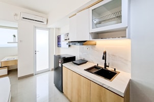 Una cocina moderna con horno empotrado, un lavabo y un microondas.