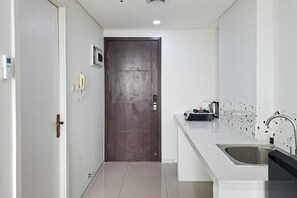 Private kitchen - Restful Studio For 2 Pax At Daan Mogot City Apartment (Jakarta)