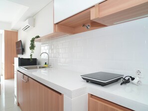 Standard Studio | Private kitchen - Functional And Restful Studio At Apartment Daan Mogot City (Jakarta)