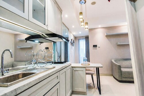 Artistic And Bright 1Br At Grand Sungkono Lagoon Apartment