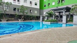 Outdoor pool - Comfortable And Roomy 2Br At Apartment Green Pramuka City (Jakarta)