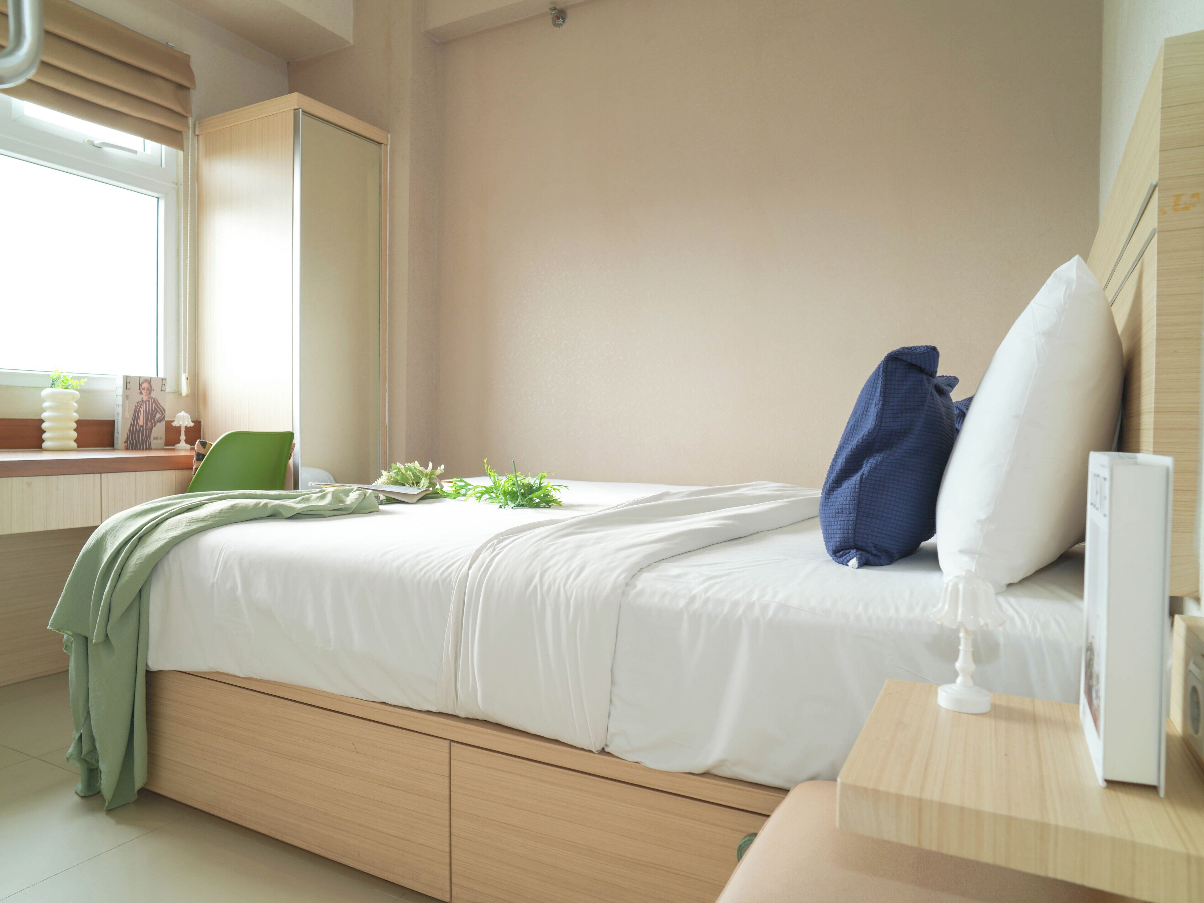 Ein modernes Schlafzimmer mit Bett, Nachttisch und Schreibtisch mit Stuhl.