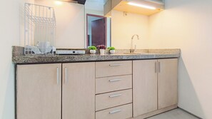 Eine Küche mit Granit Arbeitsplatte, Spüle und Schränken.