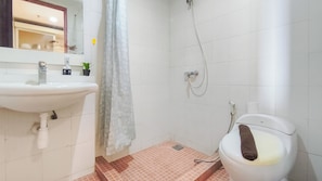 Bathroom - Comfy Studio For 2 Pax At High Point Serviced Apartment (Surabaya)