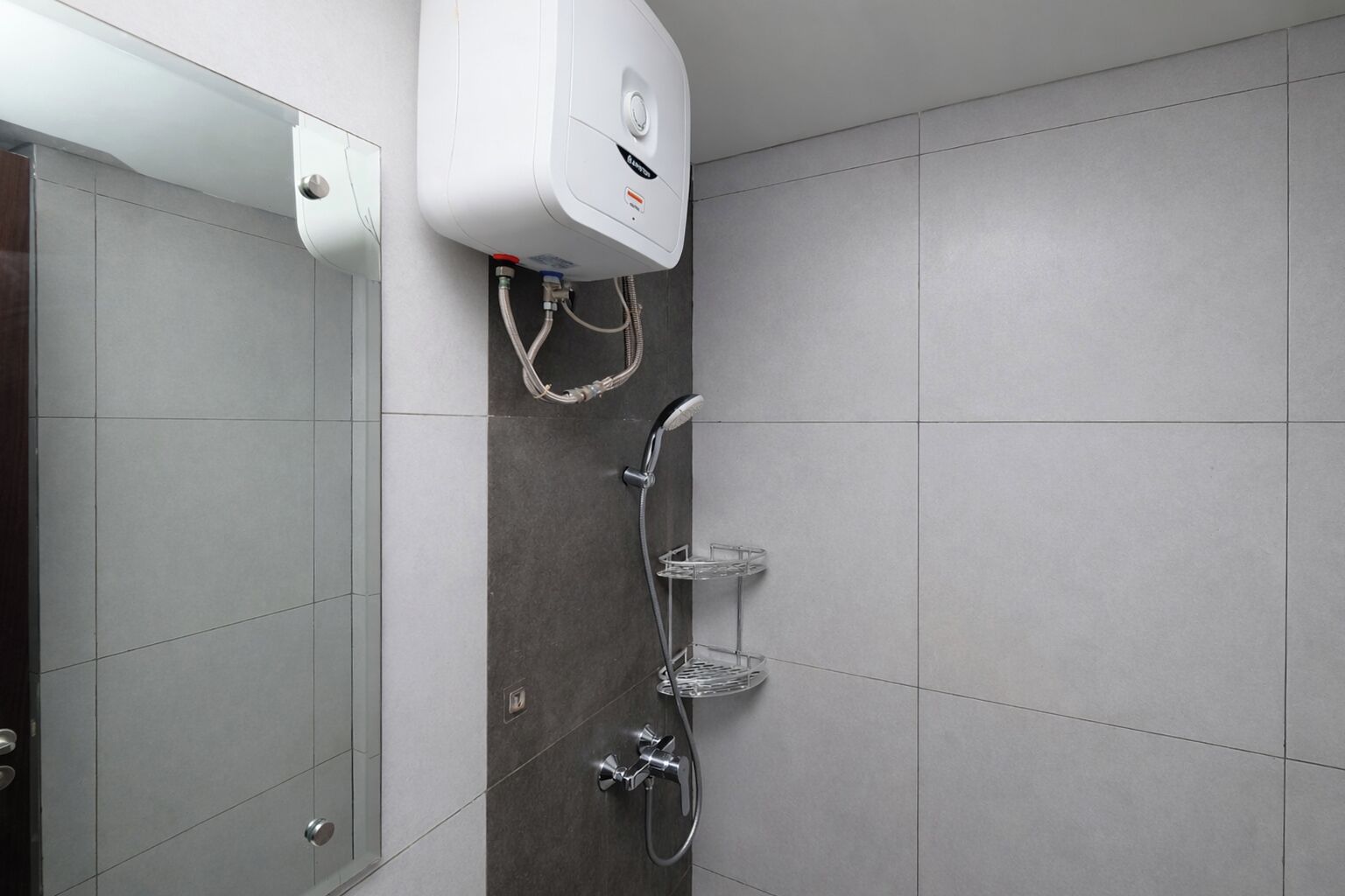 Une salle de bain moderne dotée d’une douche, d’un radiateur intégré et d’une porte en verre.