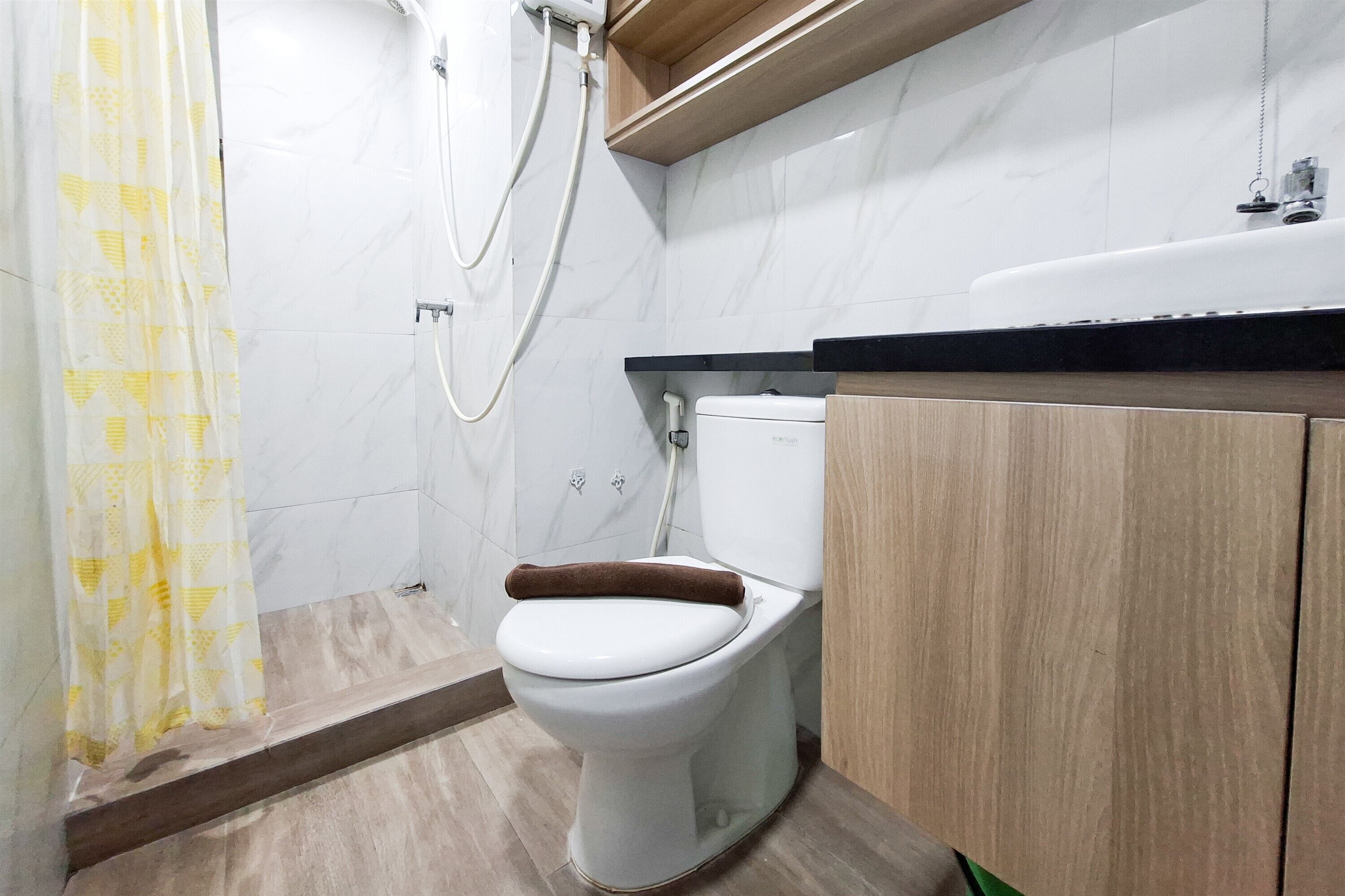 Un baño con inodoro, ducha y lavabo.