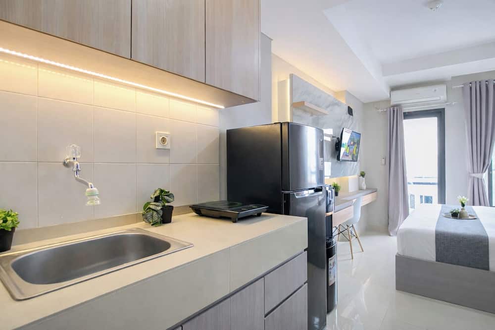 Wooden Accents Studio At Monroe Tower Apartment