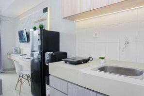 Private kitchen - Comfy Studio For 2 Pax At Monroe Tower Apartment (Cikarang)
