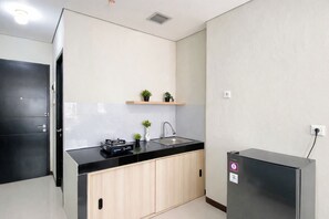 Standard Studio | Private kitchen | Electric kettle - Wonderful Studio At Apartment Nifarro Park Near Pasar Minggu Station (Jakarta)