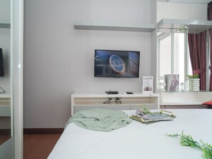 Standard Apartment - Serene Red Vibe 2Br At Apartment Nifarro Park (Jakarta)
