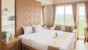 Hotelkamer met een groot bed, nachtkastje, spiegel, raam met gordijnen en uitzicht op groen.