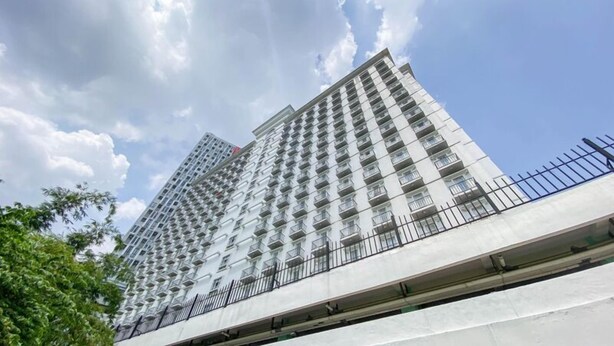 Un immeuble de grande hauteur doté de nombreux balcons et d’une architecture moderne.