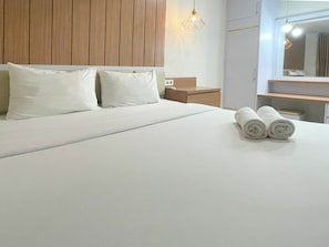 Room - Wooden Accents 1Br At Podomoro City Deli Medan Apartment (Medan)