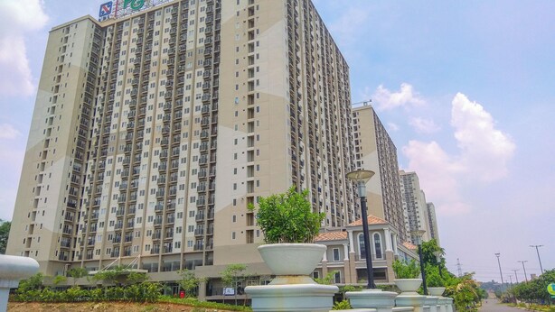 Exterior - Cozy With Blue Accent 2Br At Podomoro Golf View Apartment (Gunung Putri)