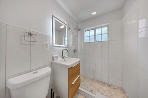 Apartment | Bathroom - Miami Retreat 1-BD - Parking and Gym (North Miami)