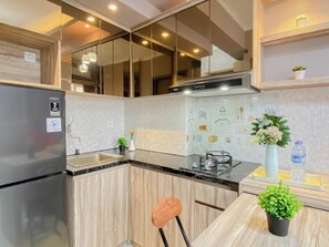 Private kitchen - Neat And Homey 2Br For 3 Pax At Podomoro Golf View Apartment (Gunung Putri)