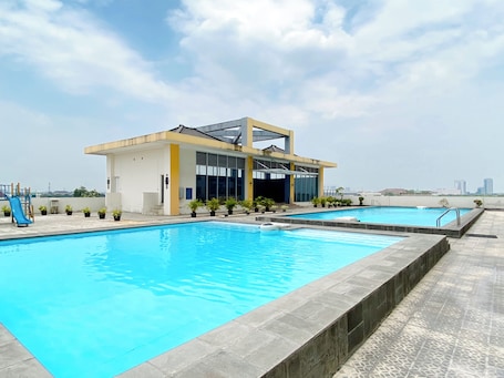 Pool. Simple Style Studio At Prima Orchard Apartment