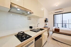Standard Studio | Private kitchen - White Tone Studio For 2 Pax At Sky House Bsd Apartment (Pagedangan)