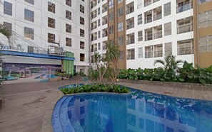 Outdoor pool - Wooden Touch Studio At Tamansari Skylounge Makassar Apartment (Makassar)