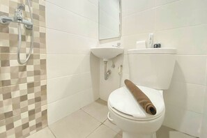 Standard Studio | Bathroom - Compact Studio With City View At The Alton Apartment (Semarang)