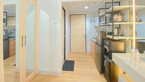 Une cuisine moderne avec des meubles en bois, un réfrigérateur et un four à micro-ondes.