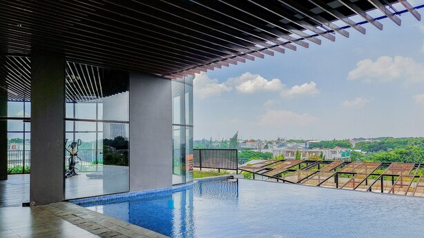Piscina interior moderna com vista desobstruída para a paisagem urbana.