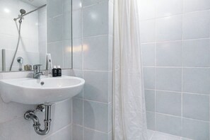 Bathroom - Modern Look Studio At The City Square Surabaya Apartment (Surabaya)
